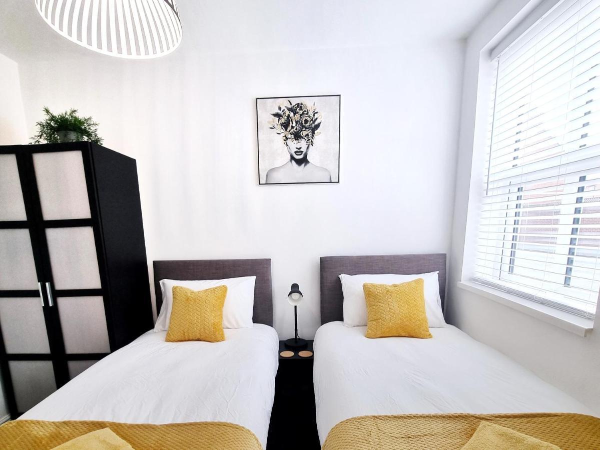 Stylish 2 Bed Apartment With Free Parking, Wifi Колчестер Экстерьер фото